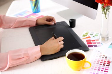 Grafik tablet üzerinde çizim sanatçı