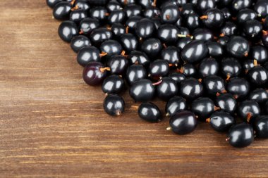 Vahşi Siyah frenk üzümü yığını