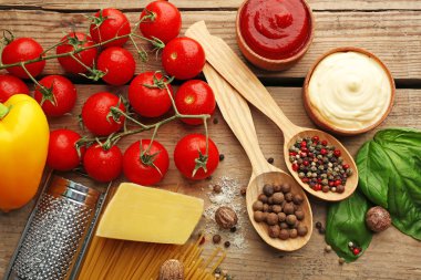 Makarna spagetti domates, peynir ve fesleğen rustik ahşap zemin üzerine