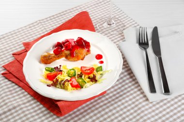 Tabak pişmiş tavuk budu