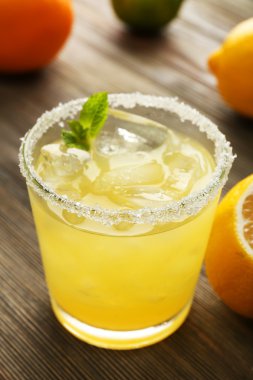 ahşap masa üzerinde limon suyu