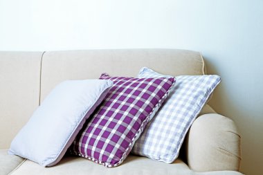 Kanepe üzerinde renkli yastıklar