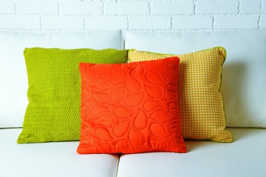 Kanepe üzerinde renkli yastıklar