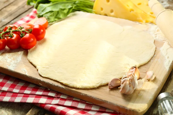 Ingredientes de comida para pizza en la mesa de cerca — Foto de Stock