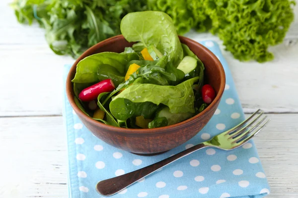 Fresh vegetable salad in bowl on table close up — Stock Photo, Image