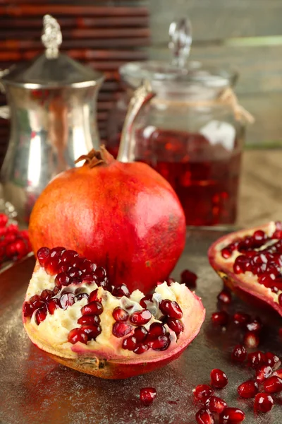 Granaatappel zaden en SAP op tafel, close-up — Stockfoto