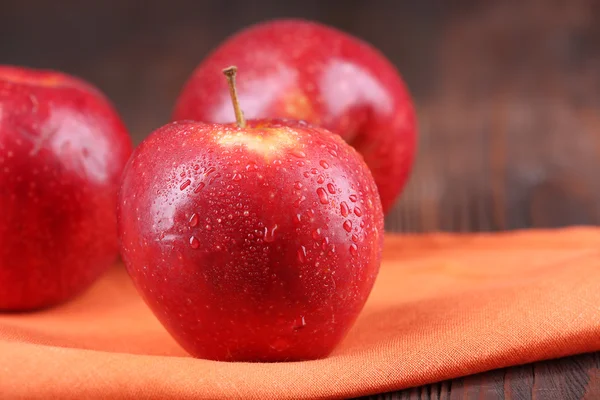 Ripe red apples on table close up — Stock Photo, Image