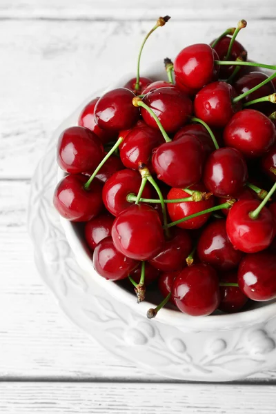 Süßkirschen in Schale auf Holztisch aus nächster Nähe — Stockfoto