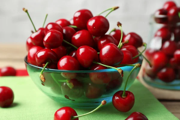 Cerezas dulces en cuenco en la mesa de cerca — Foto de Stock