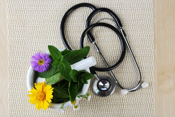 Alternatieve geneeskunde kruiden en stethoscoop — Stockfoto