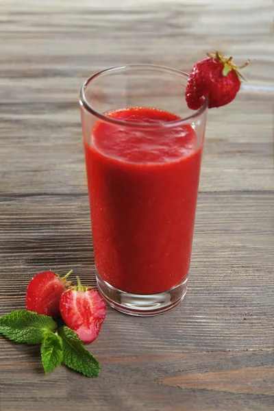 Ποτήρι φράουλα smoothie με μούρα στο ξύλινο τραπέζι από κοντά — Φωτογραφία Αρχείου