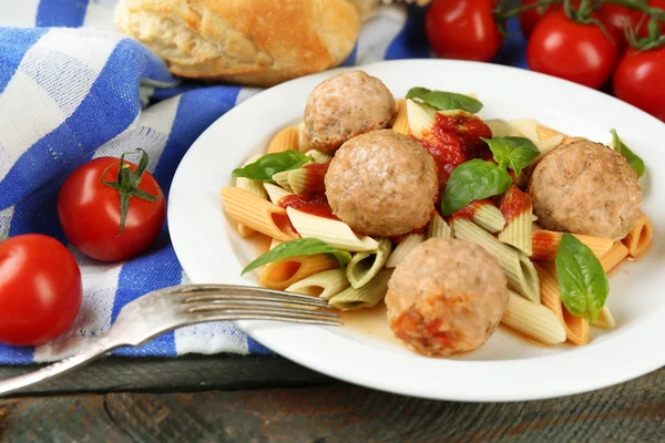 Pasta mit Frikadellen auf Teller, auf Holztischhintergrund — Stockfoto