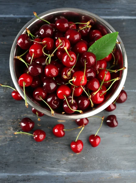 Fresh cherries in bowl on wooden background — Stock Photo, Image