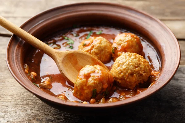 Bolas de carne con salsa de tomate, sobre fondo de madera — Foto de Stock