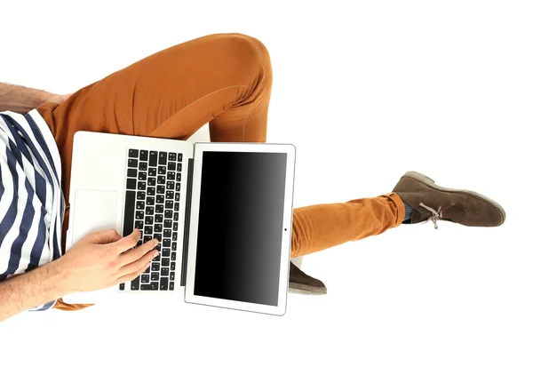 노트북을 들고 앉아 있는 남자 — 스톡 사진