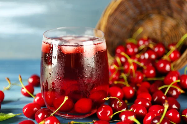 Glass of fresh juice with cherries on wooden table close up — Stock Photo, Image
