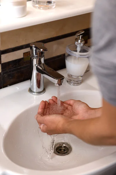 Se laver les mains au lavabo — Photo