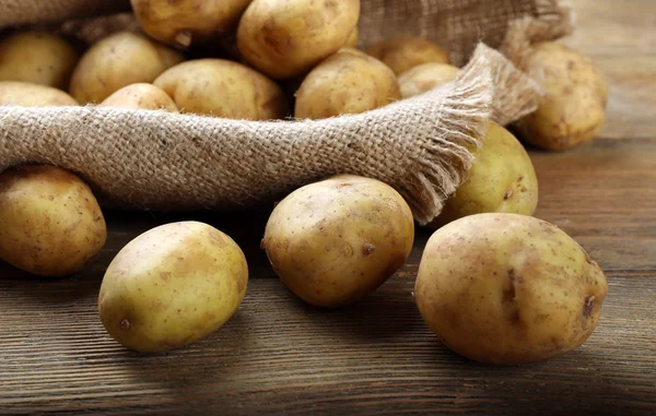 Jonge aardappelen op houten tafel close-up — Stockfoto