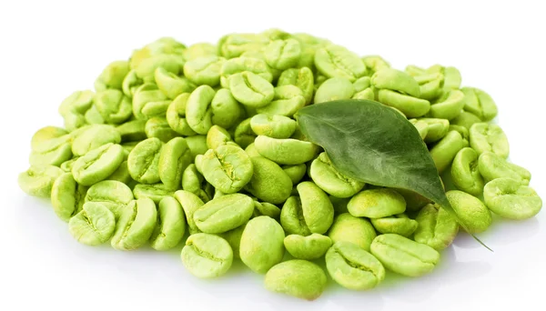 白で隔離の葉の緑のコーヒー豆のヒープ — ストック写真