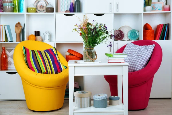 Habitación con sillones y librería — Foto de Stock