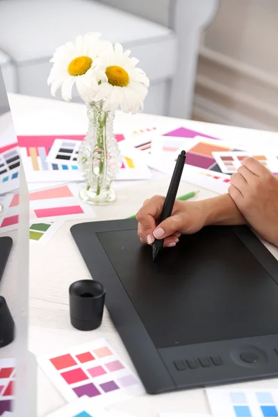 Artist drawing on graphic tablet — Stock Photo, Image