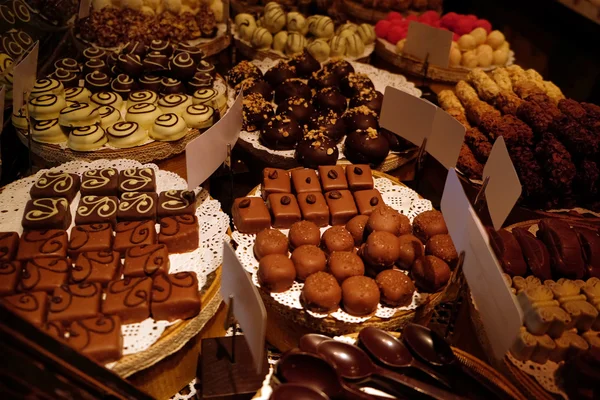 Conjunto de chocolate na mesa — Fotografia de Stock