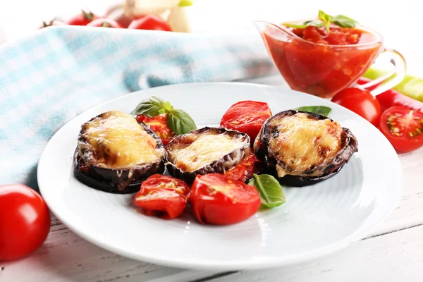 Prato de berinjela com tomates cereja — Fotografia de Stock