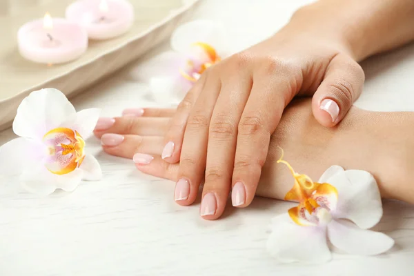 Mãos de mulher com manicure francês — Fotografia de Stock