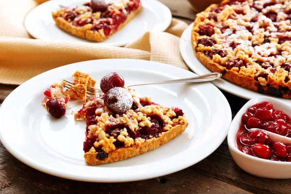 Смачний домашній пиріг з вишнями на столі крупним планом — стокове фото