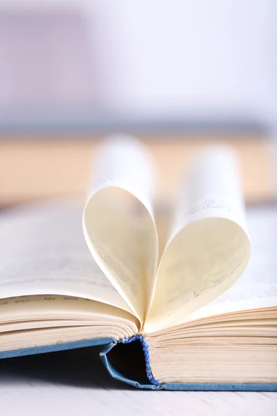 Pages curved into heart shape — Stock Photo, Image
