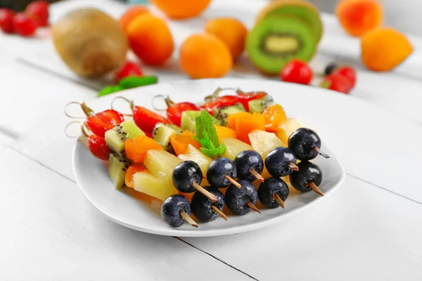 Frutas frescas en pinchos — Foto de Stock