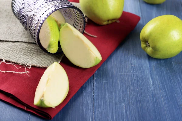 Kawałki zielonych jabłek na drewnianym stole, zbliżenie — Zdjęcie stockowe