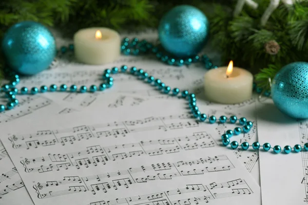 Muziek notities met decoratie van Kerstmis — Stockfoto