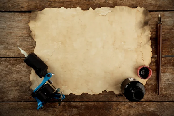 Tätowiermaschine mit altem Papier — Stockfoto