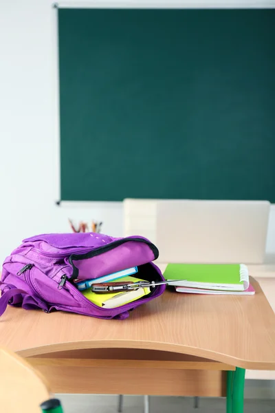 Ryggsäck med kniv i klassrummet — Stockfoto