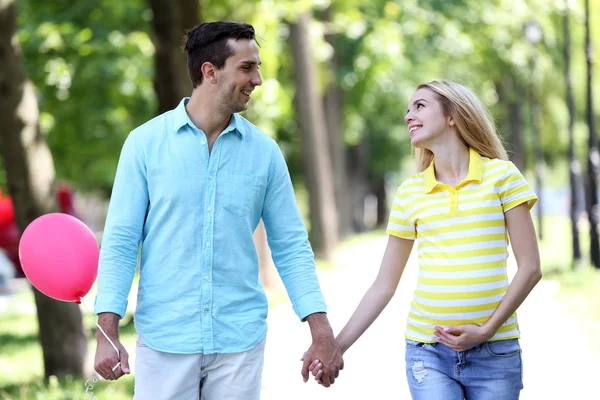 Junge schwangere Frau mit Ehemann — Stockfoto