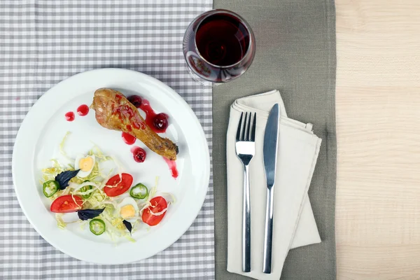 Jantar saboroso servido com vinho — Fotografia de Stock