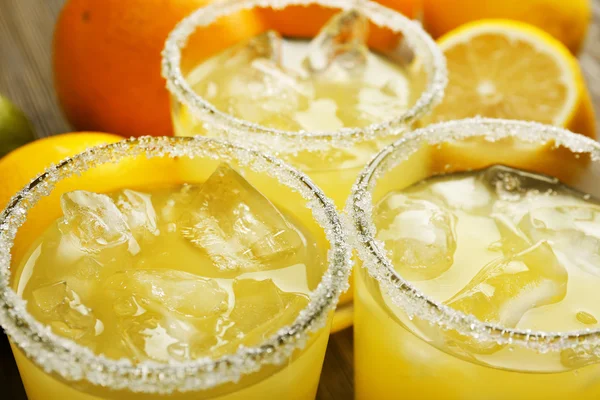 ahşap masa üzerinde limon suyu