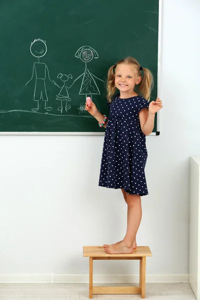 Meisje tekening op blackboard — Stockfoto