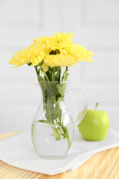 Mooie bloemen in decoratieve vaas op lichte achtergrond — Stockfoto