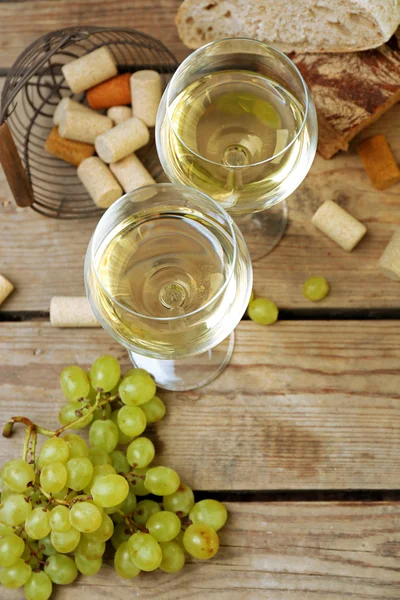 Bodegón de vino y pan sobre fondo rústico de madera — Foto de Stock