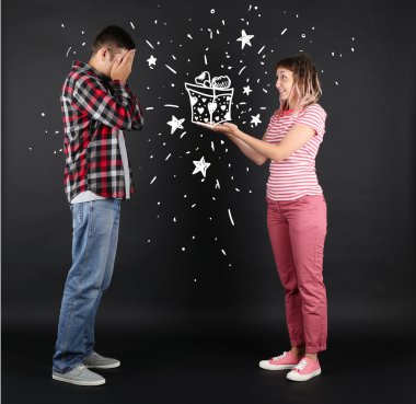 Erkek arkadaşı için hediye tutan genç kadın