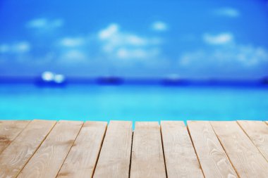 Soyut bulanıklık ile ahşap masa