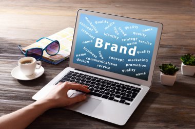 Dizüstü bilgisayar kullanan kadın 