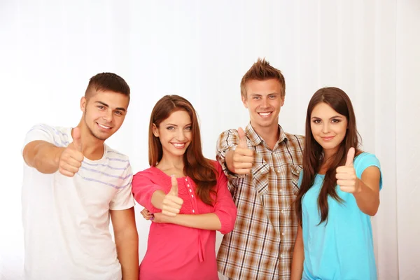 Gruppe glücklicher junger Menschen — Stockfoto