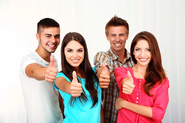 Grupo de jóvenes felices — Foto de Stock