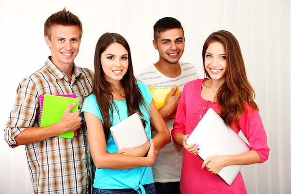 Grupo de jovens estudantes felizes — Fotografia de Stock