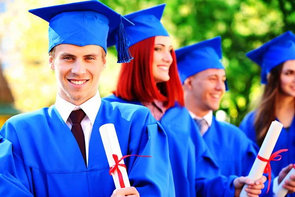 Estudiantes Graduados Sombreros Batas Graduación Aire Libre — Foto de Stock