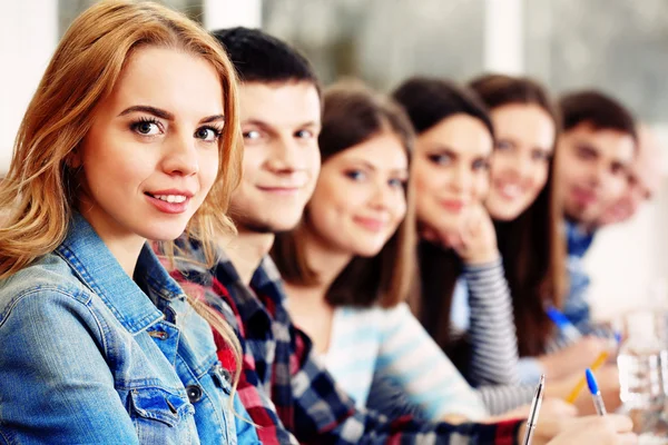 Étudiants assis en classe — Photo