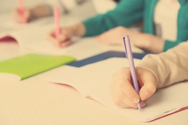 Die Hände der Schüler in der Schule — Stockfoto